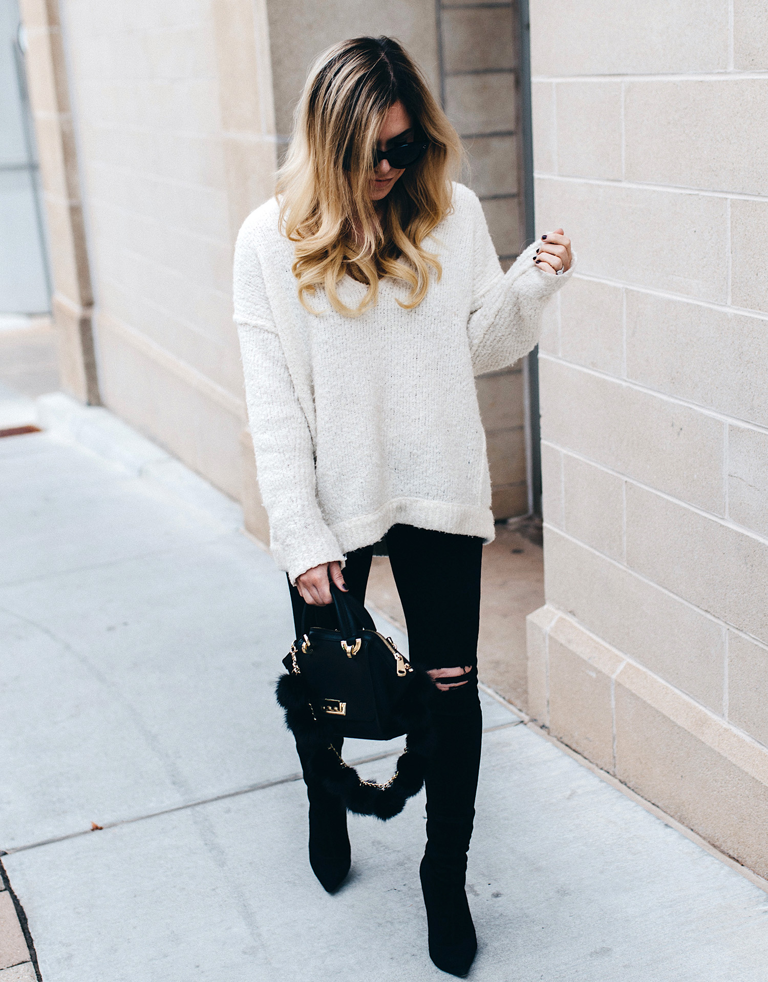 how-to-wear-a-white-oversized-sweater-allyson-in-wonderland